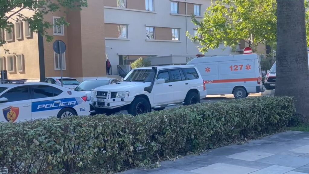 Vrasja e 58-vjeçarit në Vlorë, autori mbante kapele dhe shall