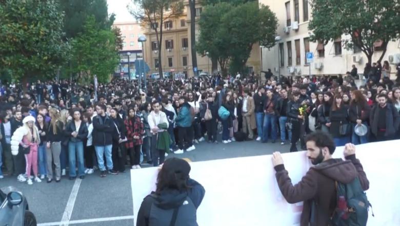 Vr*sja e 22-vjeçares shqiptares, qindra studentë protestojnë të përlotur: Drejtësi për Ilarian
