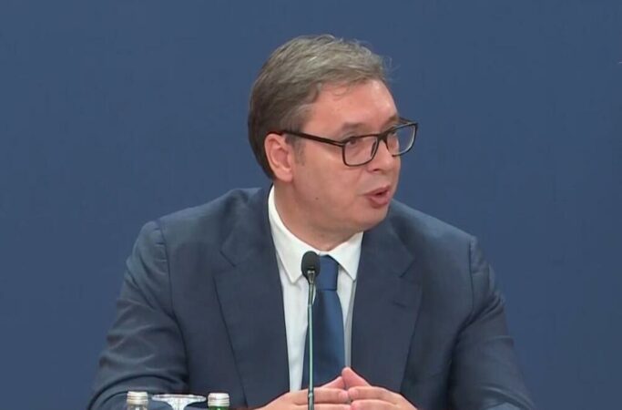 Vuçiç nuk heq dorë nga Putini, BE-ja reagon lidhur me vizitën e presidenti serb në Moskë