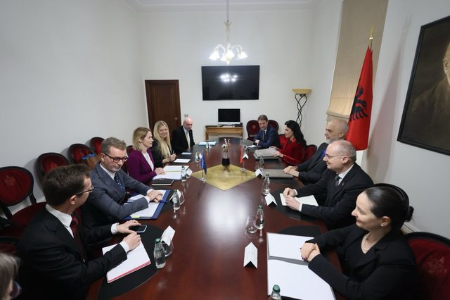 Zëvendëspresidentja e Komisionit Evropian, Kaja Kallas nis axhendën e takimeve në Tiranë, pritet nga Rama