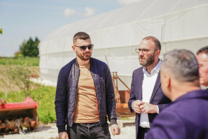 Zgjedhjet e 11 majit/ Bardhi viziton fshatrat e Roskovecit, fermerët: Nuk kemi treg, na i marrin produktet për 5 lekë