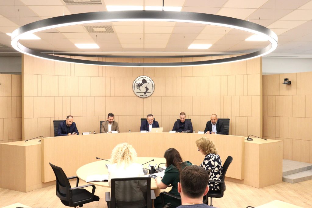 Zgjedhjet, gjobitet sekretari i përgjithshëm i Bashkisë Tiranë