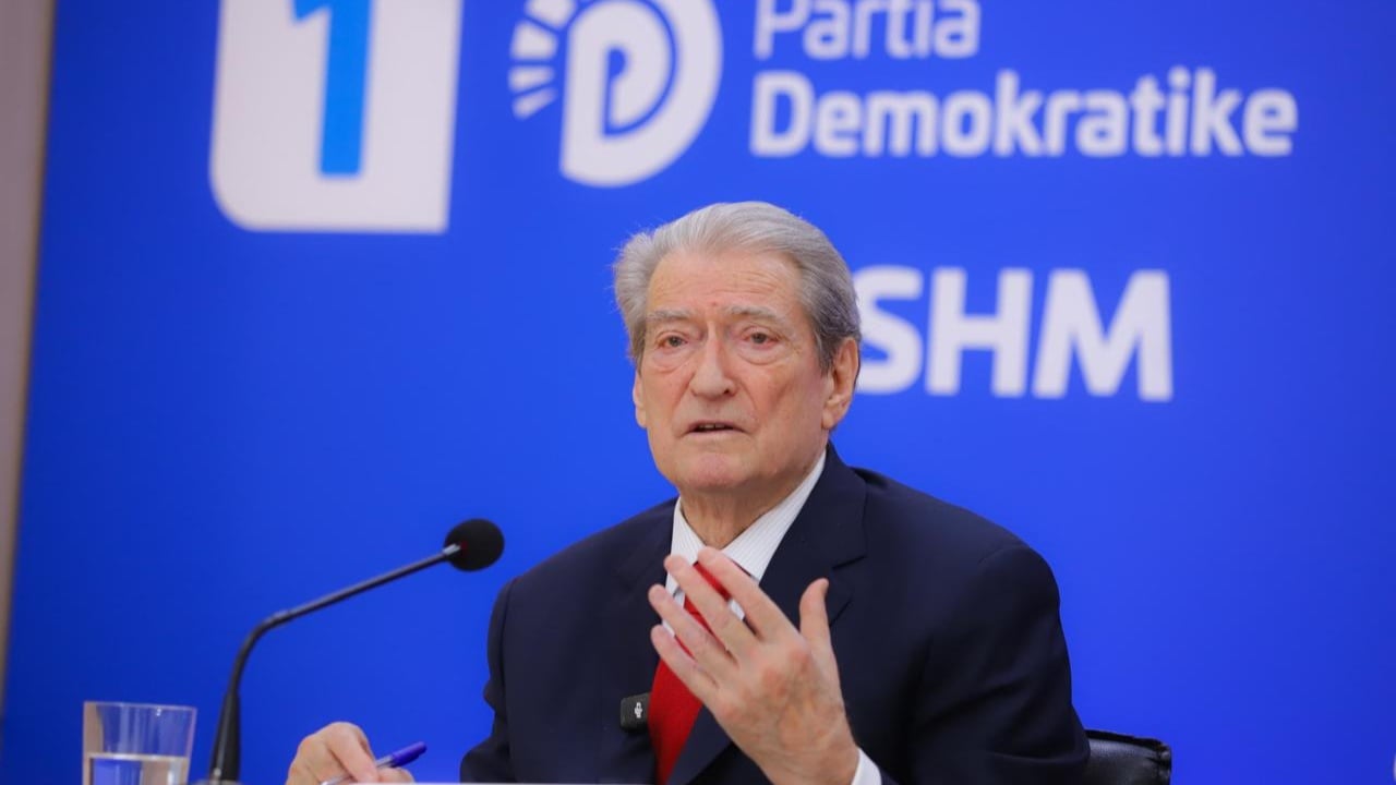 “Zhgarravinat e Ramës nuk panë dritë para se të bëhej kryeministër”/ Berisha premton transformim rrënjësor të legjislacionit për artin: Teatri Kombëtar do ndërtohet siç ishte