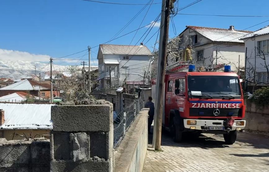 Zjarr në një magazinë në Pogradec, shpëtohet një i pastrehë që jetonte në të