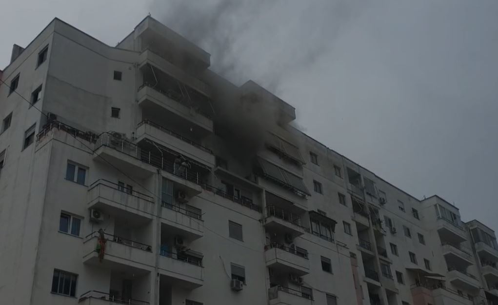 Zjarri në një pallat në Astir, policia jep detaje: Flakët përfshinë transformatorin, nuk ka të lënduar