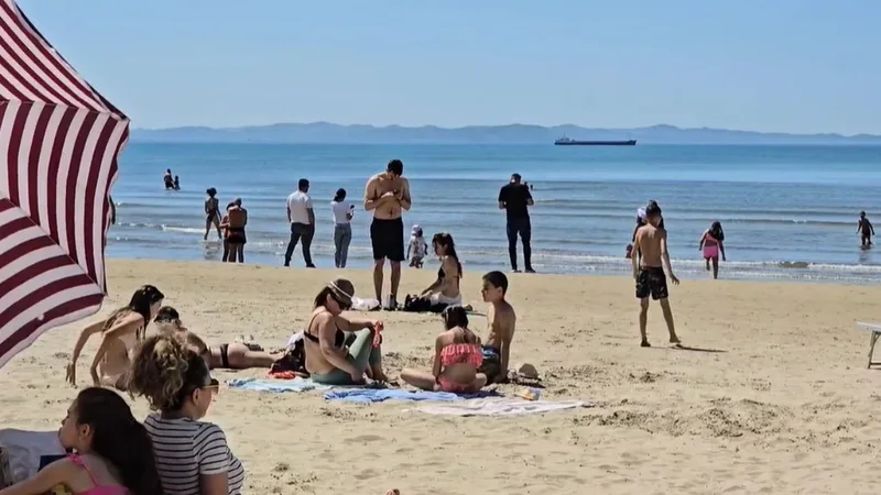 1 Maji festohet ndryshe këtë vit, qytetarët mbushin bregdetin në Durrës