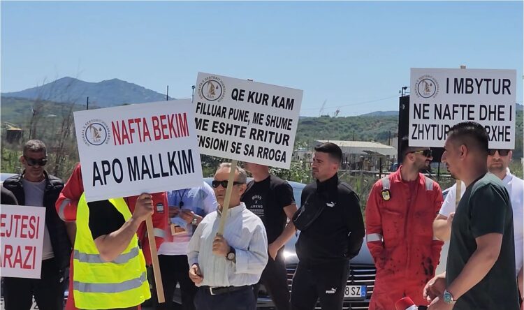 1 Maji/ Punonjësit e Bankers Petroleum protestojnë para zyrave të kompanisë në Marinzë