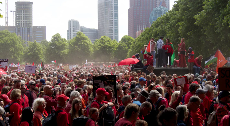 100 mijë njerëz protestojnë në Hagë, kërkojnë që qeveria holandeze të ndërmarrë veprime ndaj luftës në Gaza