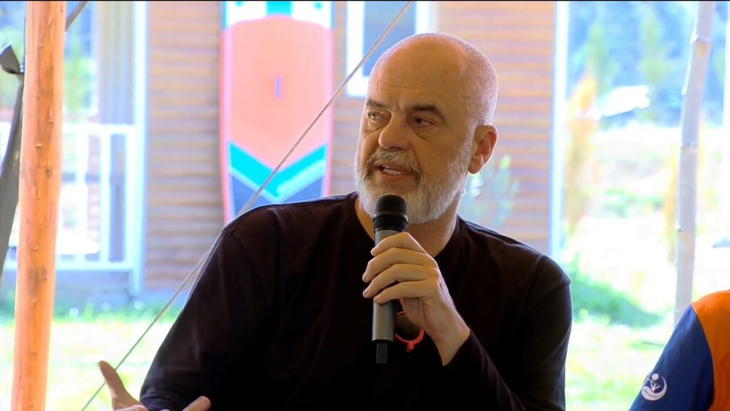 “11 Maji, takim me historinë”, Rama tjetër mesazh emigrantëve në Greqi: Dorëzojini vetë zarfet te DHL