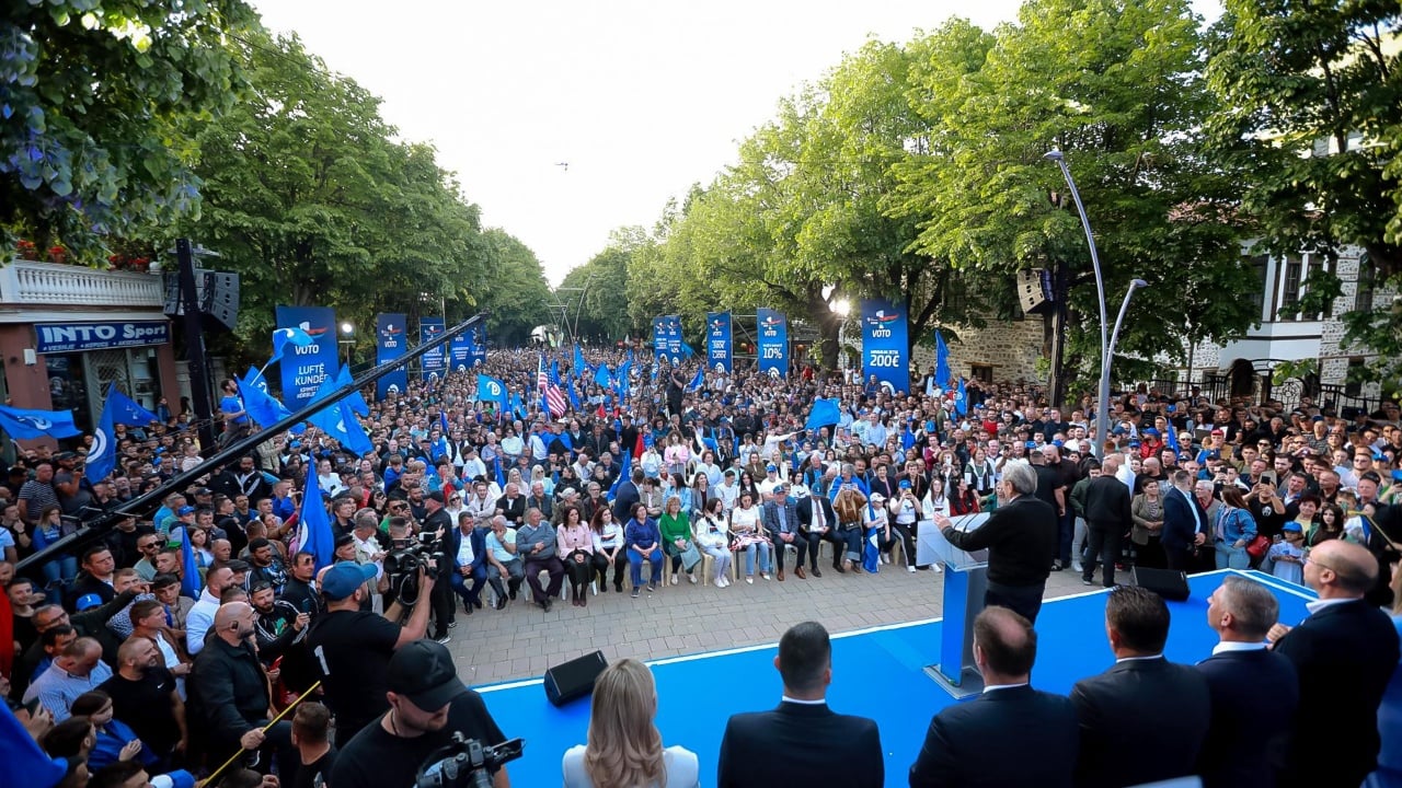 “4 ditë nga ndarja e dy epokave”/ Berisha takim nga Korça: Përjetuam 12 vite narkodiktatrë, korçarët u plaçkitën