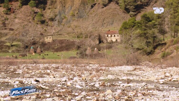 5 familje jetojnë mes përmbytjeve në ujëmbledhësin e Bovillës, ende nuk janë shpronësuar