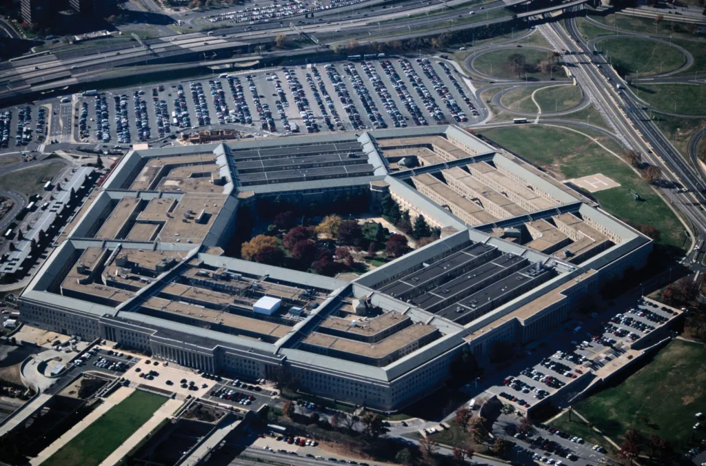 Administrata Trump vendos kufizime të reja për gazetarët në Pentagon