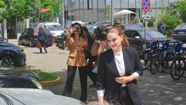 Ajola Xoxa mbërrin në SPAK/ Bashkëshortja e Veliajt, do të merret në pyetje nga hetuesit