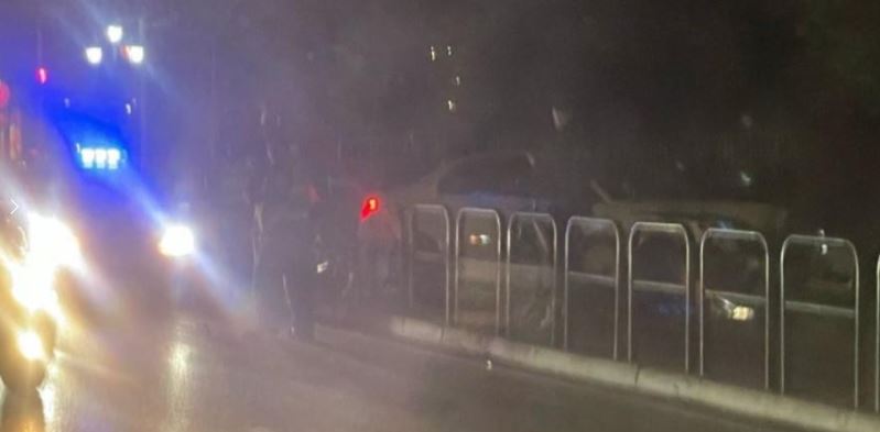 Aksident i rëndë në vend/ Makina humb kontrollin del nga rruga dhe përfundon në korsinë e biçikletave (Detajet)