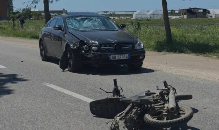 Aksident në aksin Çermë-Divjakë/ Automjeti përplas motorin, shoferi i këtij të fundit ndodhet në gjendje të rëndë…