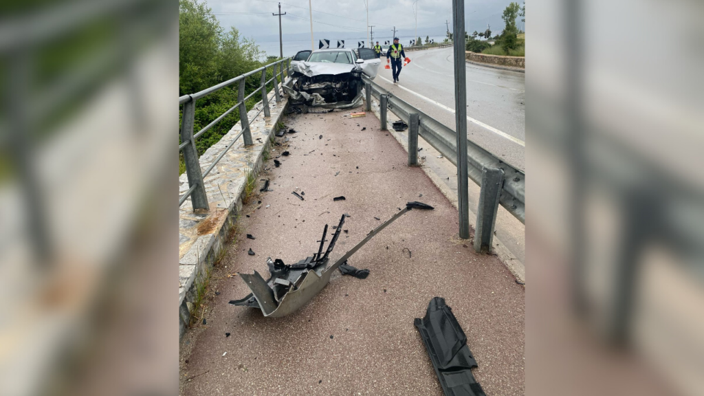 Aksident në Pogradec, makina përfundon në korsinë e biçikletave dhe…