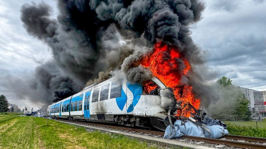 Aksident tragjik në Austri/ Kamioni përplaset me trenin dhe shpërthen në zjarr, 16 persona të plagosur