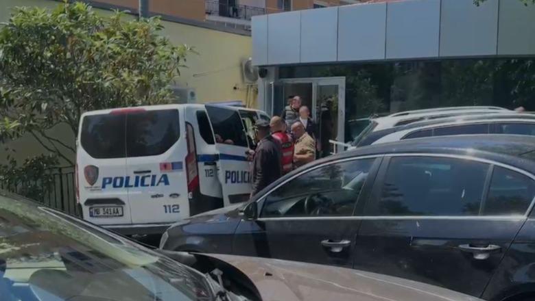 Akuzohet për vetëgjyqësi dhe krime zgjedhore, Gjykata e Lezhës lë në detyrim paraqitje burrin e deputetes demokrate