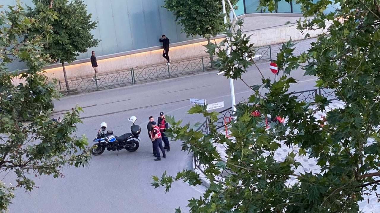 Alarm për bombë në një hotel në qendër të Tiranës, evakuohen qytetarët! Policia: Pas kontrollit, rezultoi se…