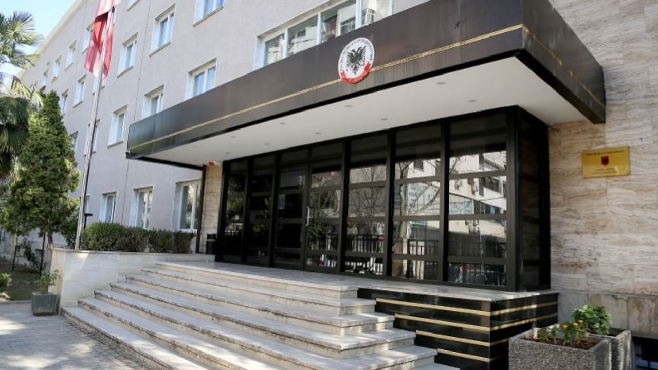 “Alo babi! Po më ndjek një burrë”/ Ngacmoi seksualisht të miturin dhe i kërkoi të kryenin marrëdhënie, prokuroria kërkon 6 vite burg për pedofilin