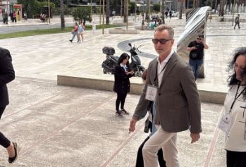 Ambasadori i BE, Silvio Gonzato viziton një qendër votimi në Durrës