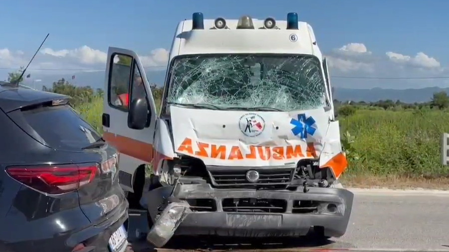 Ambulanca u bë ‘copash’ në Fier, arrestohet shoferi, polici dhe pacienti ende në spital