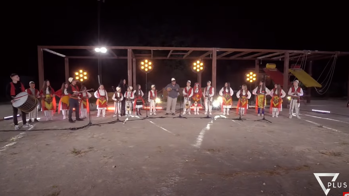 Andueli surprizohet nga mësuese Merita dhe grupi i fëmijëve