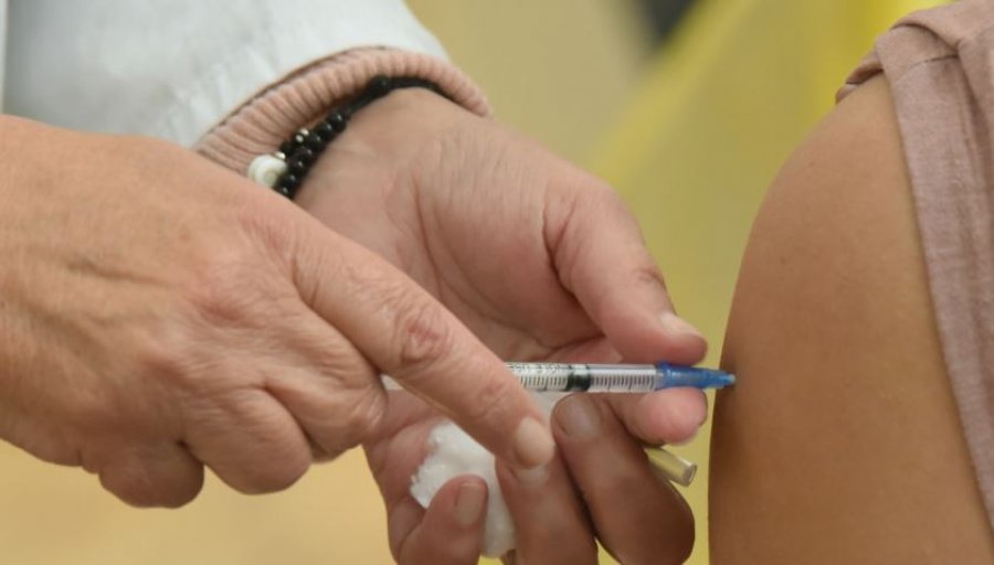 Anglia e para në botë, fillon vaksinimin kundër infeksioneve seksualisht të transmetueshme