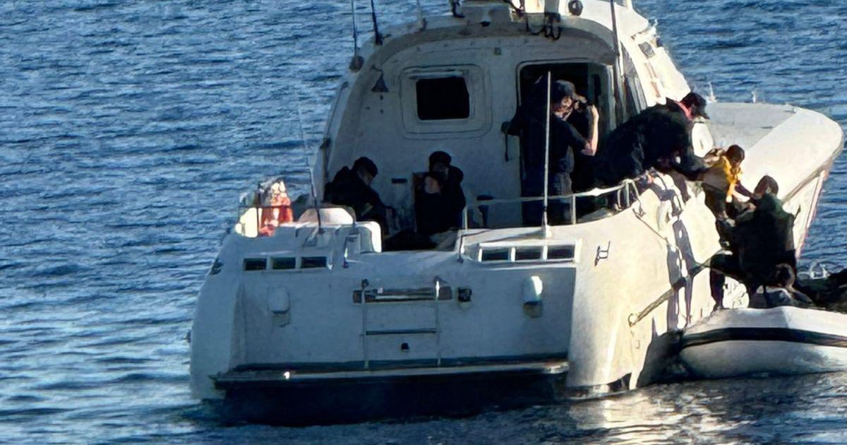 Anija shqiptare shpëton 13 emigrantë në detin Egje, mes tyre dy fëmijë (FOTO)