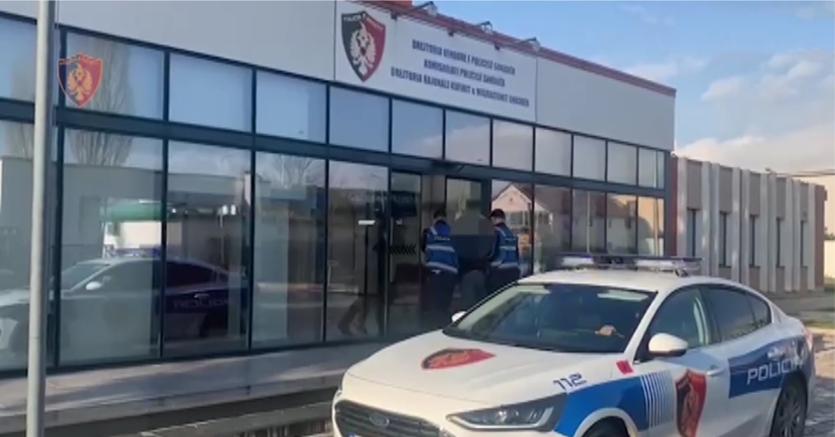 Arrestohen babë e bir në Shkodër, u kapën duke shitur lëndë narkotike të ndarë doza…