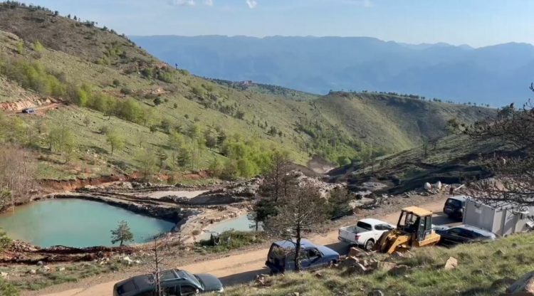 Arrestohet tekniku i kompanisë/ Masivi i kromit zuri poshtë fadromën bashkë me drejtuesin…