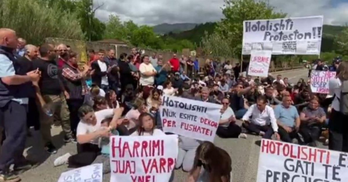 “As serbët s’e kanë bërë këtë”/ Sërish protestë në Hotolisht, banorët përplasen me Policinë: Rruga të bëhet me tunel
