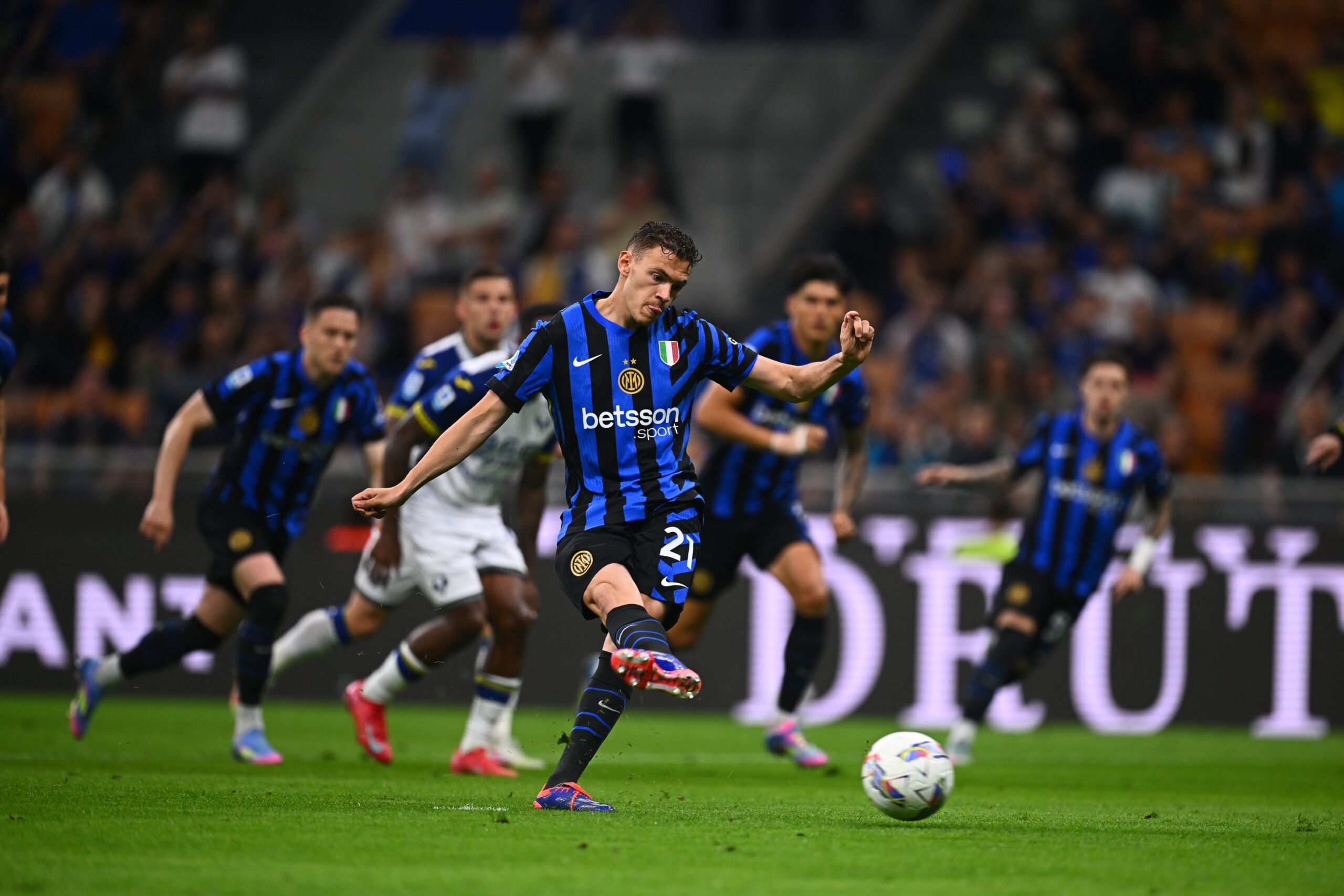 Asllani gjen rrugën e rrjetës me Interin, qetësi “vrastare” nga mesfushori shqiptar (VIDEO)