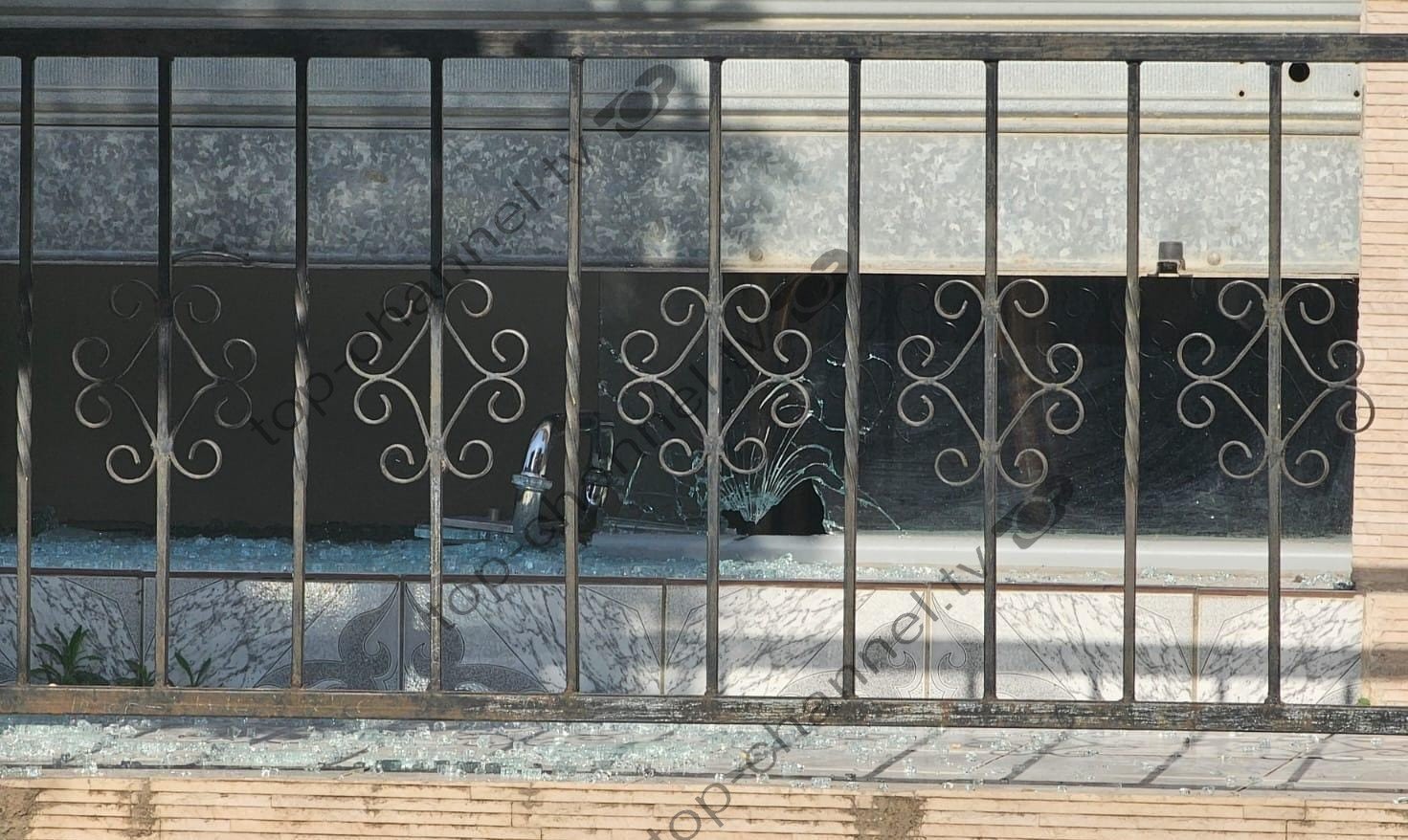 Atentati në Durrës/ Pamje nga vendi i ngjarjes, plumbat kapën edhe qendrën shëndetësore