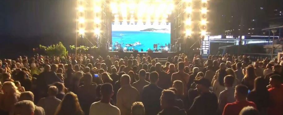 Atmosferë festive në Himarë/ Çelet sezoni turistik, i pranishëm Edi Rama (Video)