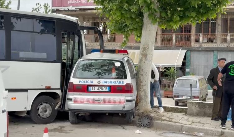 Autobusi përplaset me makinën e policisë bashkiake në Fier, disa të lënduar
