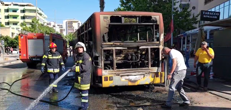 Autobuzi i linjës Durrës-Plazh përfshihet nga flakët, nuk ka të lënduar