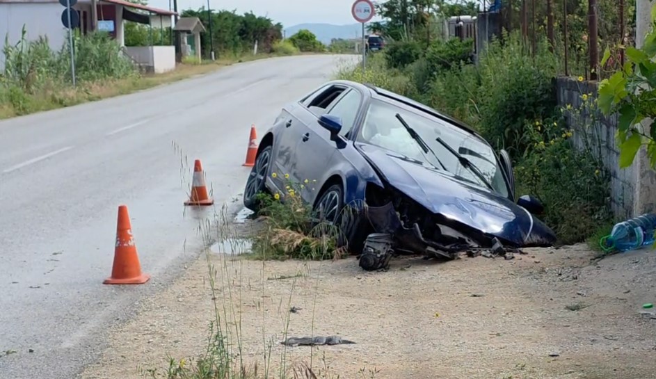 Automjeti del nga rruga, dhe përfundon në kanal/ Lëndohen dy pasagjerët me…
