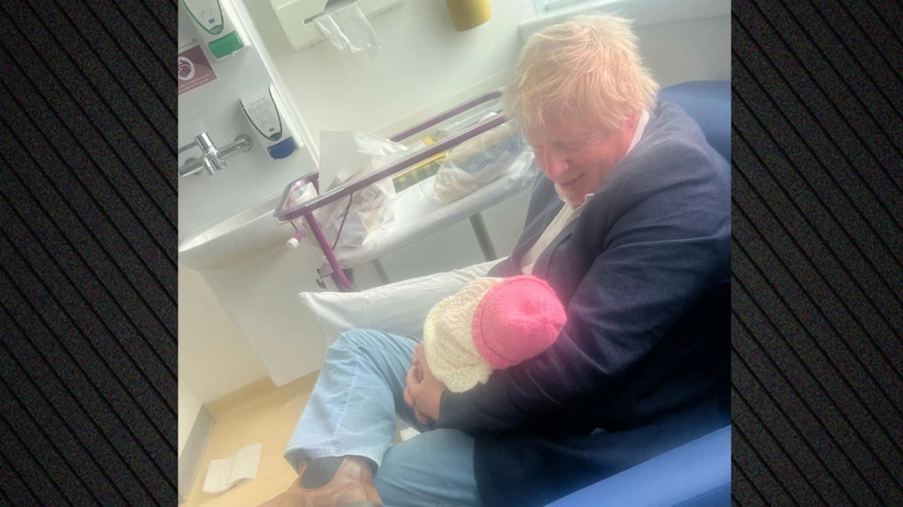 “Bandës i shtohet një anëtare e re”, ish-kryeministri Boris Johnson sërish baba, e shoqja publikon foton e ëmbël