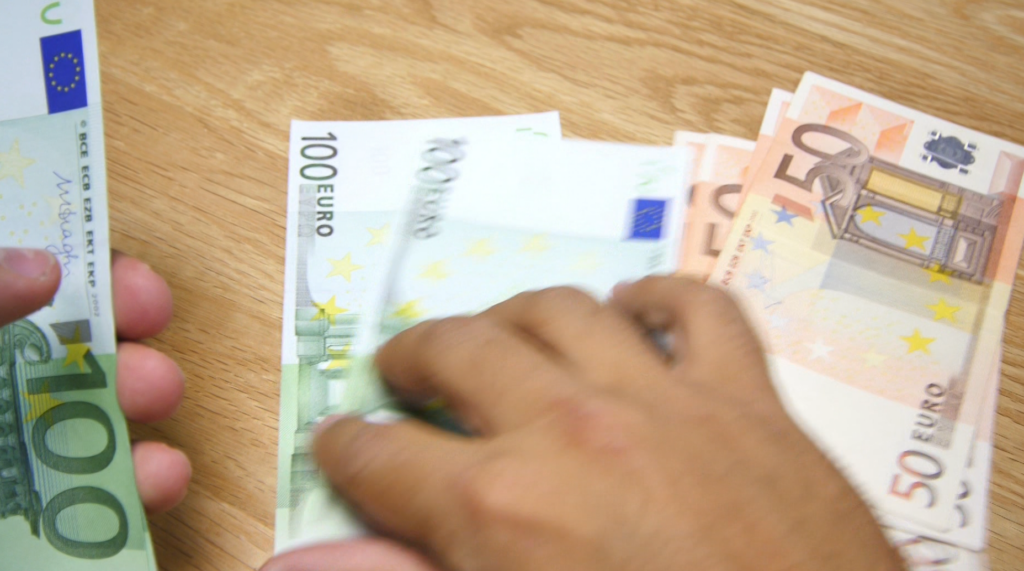 Banka e Shqipërisë vendos tavan për transaksionet cash