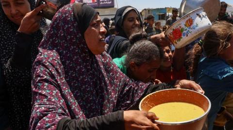 Banorët e Gazës presin ndihma, OKB thotë se furnizimet mbeten në depo pavarësisht lehtësimit të bllokadës nga Izraeli