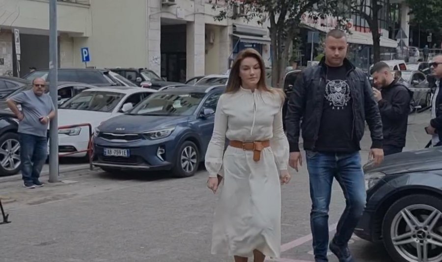 Bashkëshortja e Erion Veliajt, Ajola Xoxa paraqitet në SPAK