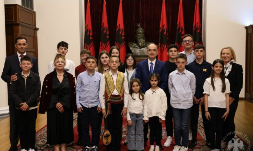 Begaj pret në Presidencë nxënësit e shkollës fillore “Mahmut Lekić” e Komunës Tuz