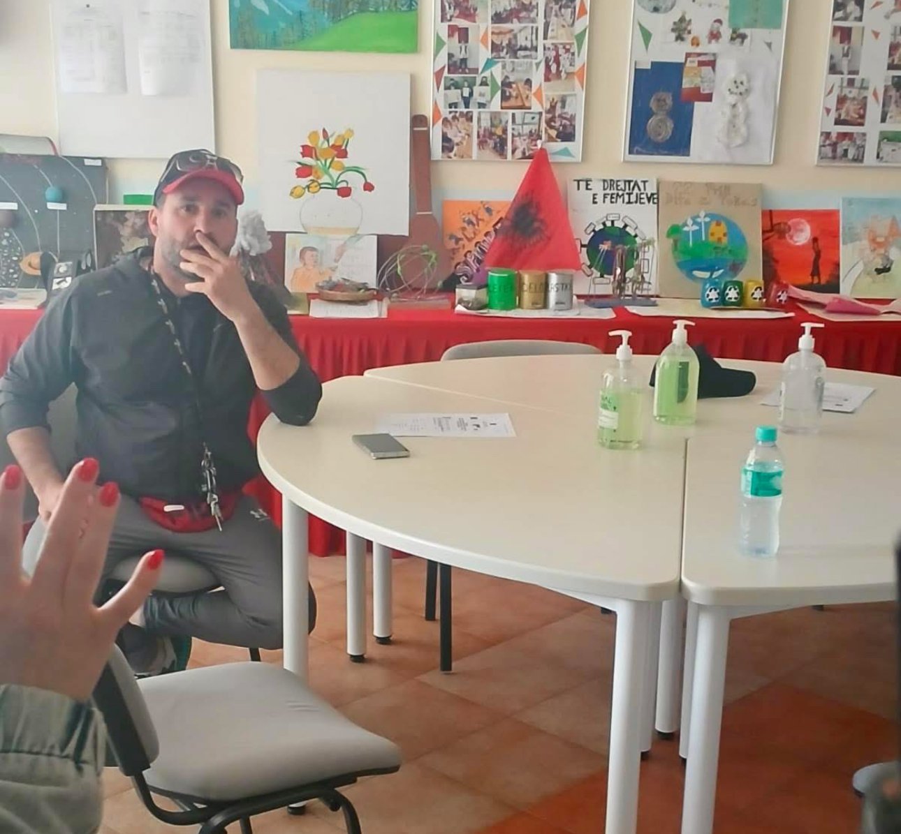 Belind Kellici denoncon me fakte dhe foto/ Ky person po prish procesin zgjedhor dhe ushtron presion mbi komisioneret