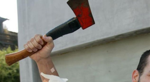 Berat, 36 vjeçari dhunon dajat e tij, kap sëpatën dhe “turret” drejt…