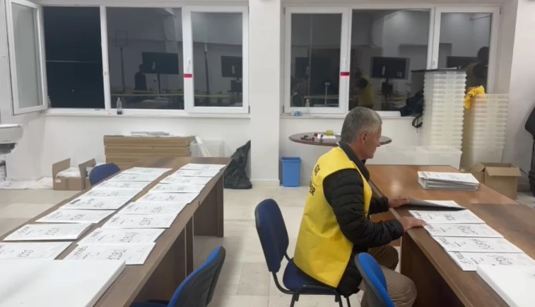 Berat/ Numërohen 110 nga 275 kuti, vijon të kryesojë PS-ja