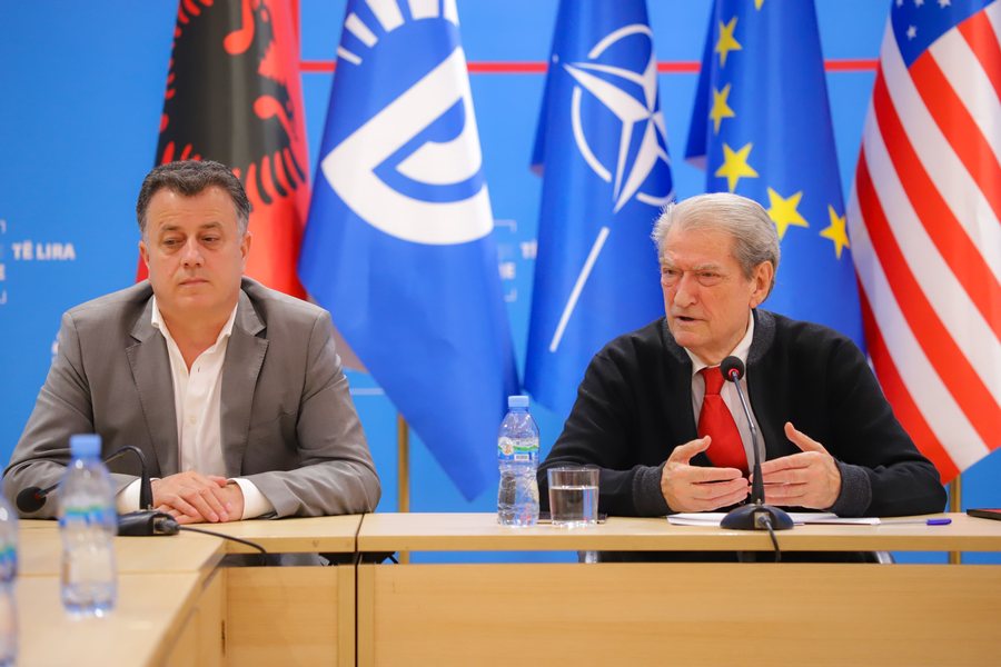 Berisha: Bandat vepruan në 10 qarqe për të sjellë në Parlament 30 deputetë të PS!