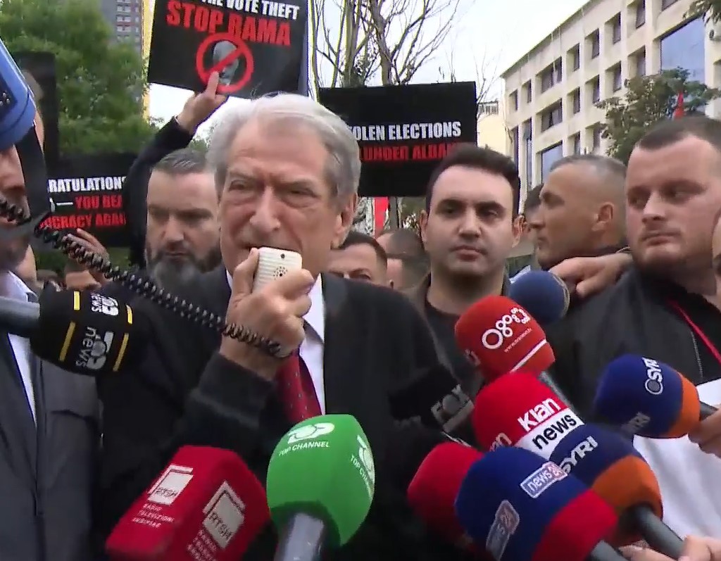 Berisha i bashkohet protestës pas mbërritjes nga Brukseli: Njoha miqtë europianë me krimet zgjedhore, Rama do të marrë përgjigjen e merituar