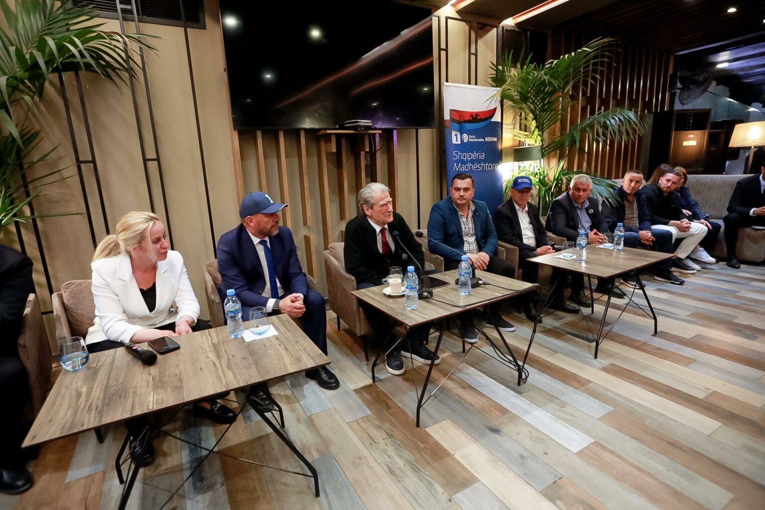 Berisha me banorët e Klosit: “Big brotheri” i Edi Ramës mori fund, Trump ia shtypi kokën Sorosit