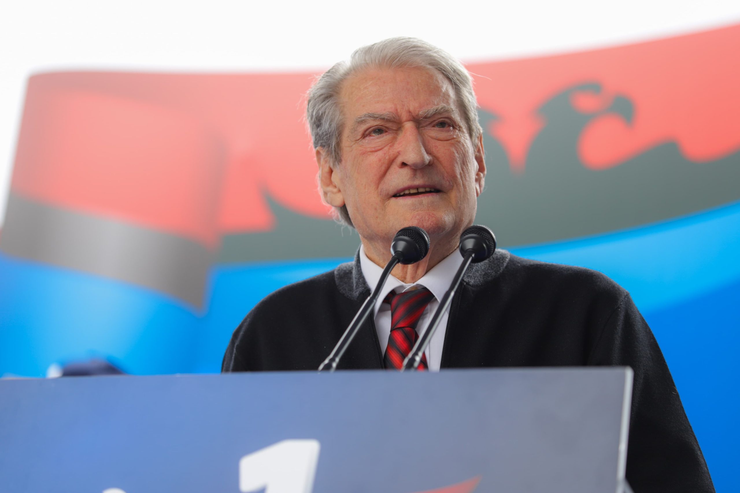 Berisha takim në Burrel, mban një minutë heshtje për Dëshmorët: Ne do u rikthejmë lirinë dhe dinjitetin shqiptarëve